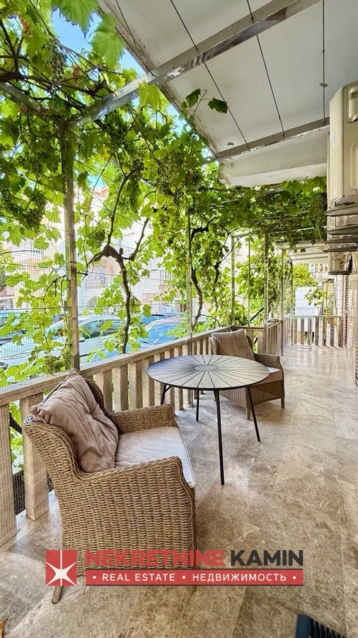 Kvalitetno renoviran i prostran četvorosoban stan u Veljim Vinogradima, Budva 